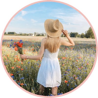 migleskr's profile picture. Graphic designer // illustrator 🥨