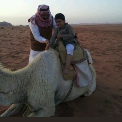 ‏‏‏رجال علي باب كريم يطلب الستر من الله