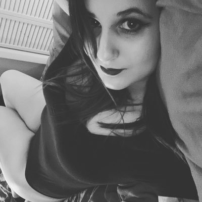 Profile Picture of Ali (@allison_robison) on Twitter