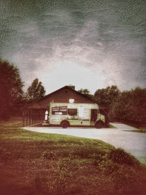 Truckin Trav serves up American and Ethnic comfort . With a never ending changing menu . That's fresh and exciting! 👌🚌