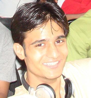 हम भी दरियाँ हैं अपना हुनर जानते हैं, 
जिस तरफ भी चल पड़ेंगे रास्ता हो जाएगा...
Love, live, life
