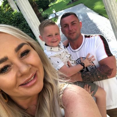 married to Ashleigh, we have son called Carson. support Dundee United. work as a plumbing and heating engineer. enjoy going on holiday with the family🧡👌🏻