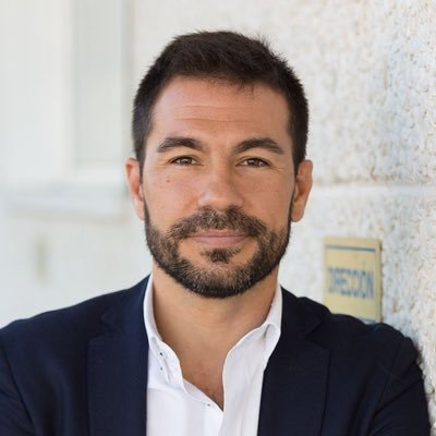 Explorador viviendo en un estado de descubrimiento y aprendizaje continuo. Dirijo una fábrica de libros haciendo de mi pasión un trabajo, los libros.