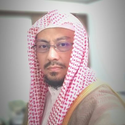 مسلم ياباني مقيم في اليابان
درس الإسلام في فرنسا ومورتانيا والسعودية
خريج جامعة الإمام بالرياض

フランス、モーリタニア、サウジアラビアなどでイスラームを学んだ、変わった日本人