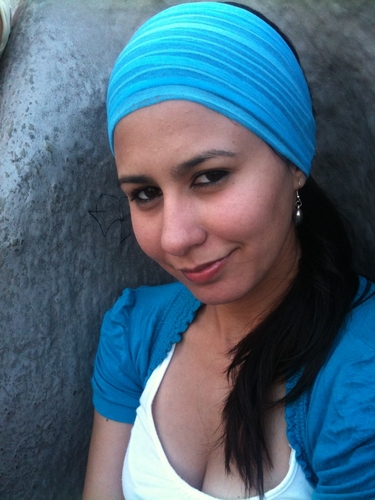 Diseñadora, Joven... y comprometida con Abraham un excelente diseñador. :D