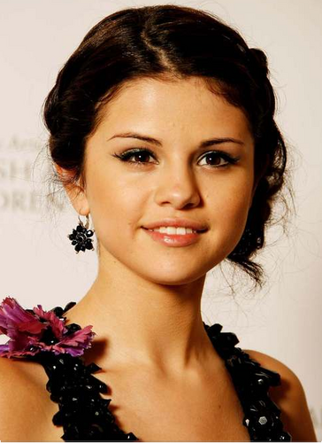There's no way I could describe how much I love @SelenaGomez in 160 characters. Co-owner @Julia4everJonas Follow her ;)