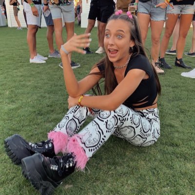 lomltessa's profile picture. Emma Chamberlain Stan🖤