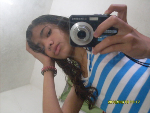 Sou muito meiga,tenho 14 anos,moro em são vicente (SP),adoro meus amigos mais tbm adoro conhecer novos amigos  
;D bjussss
