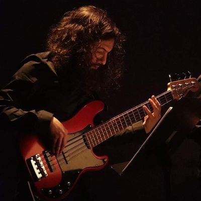 Uruguayo y bajista de nacimiento, gallego y multinstrumentista de adopción. Profesor de guitarra y bajo. Integrante de mil grupos y mil estilos! Pasen y vean!😆