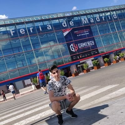 23 yrs. Antes hacía cosas en los eSports.
Ahora me dedico a publicar mierda y joder timelines.