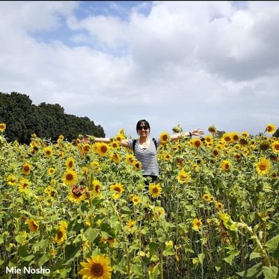 音楽、スポーツ好き♥
Love Music and Sports♥
♡🐾♫🐲🌻🌿🏖🏀🗾🇦🇺♡
日本関連のツイートが多めです。
*フォローしてもらうのは顔と名前を知っている人とXでコミュニケーションを取ったことのある人のみにしています。お願いします。