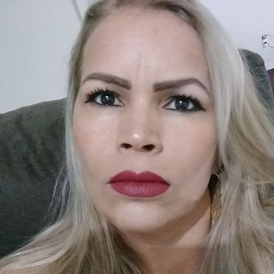 Baiana, estudante de psicologia, mãe de quatro filhos (os melhores), encantada desde os 14 anos por Bonno, torcedora do Botafogo.