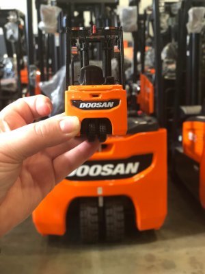 #TinyTravels, the official DIVAC mascot. Hobbies include traveling and working in the warehouse. Official modeling contract with Doosan.