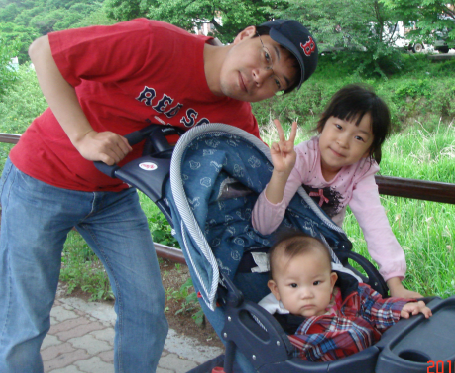 서영,진영이를 포함한 삼영이를 모심
의료용 로봇에 대한 연구를 수행하는 대학원생들을 모심 
2001년부터 REDSOX 팬임 (2004년에는 그 곳에 있었음)  
경기과학고 3기, KAIST 87