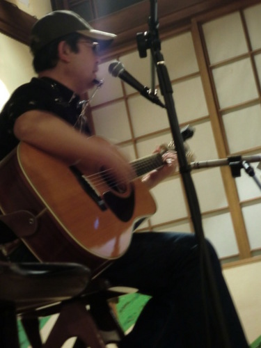 It is an amateur singer, but rarely plays it in the present town.要するに、おっさんシンガーね。