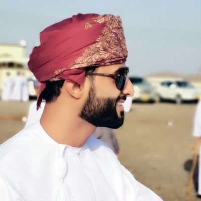 ‏‏‏‏‏ خريج كلية الحُقوق (جامعة السلطان قابوس)