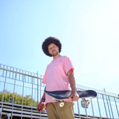 Otavio ganhou sua primeira câmera aos cinco e começou a andar de skate aos sete. Hoje divide seu tempo entre explorar o mundo e o olhar através de sua câmera.