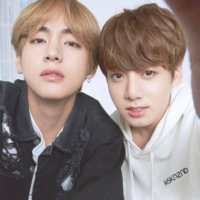 We are perfectly imperfect🙌🔆
I love football and I like to eat😅😊
BTS they are the best 😍