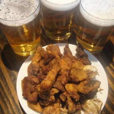 Chicharrones, papas aliñás, cerveza fría y Real Betis Balompié...