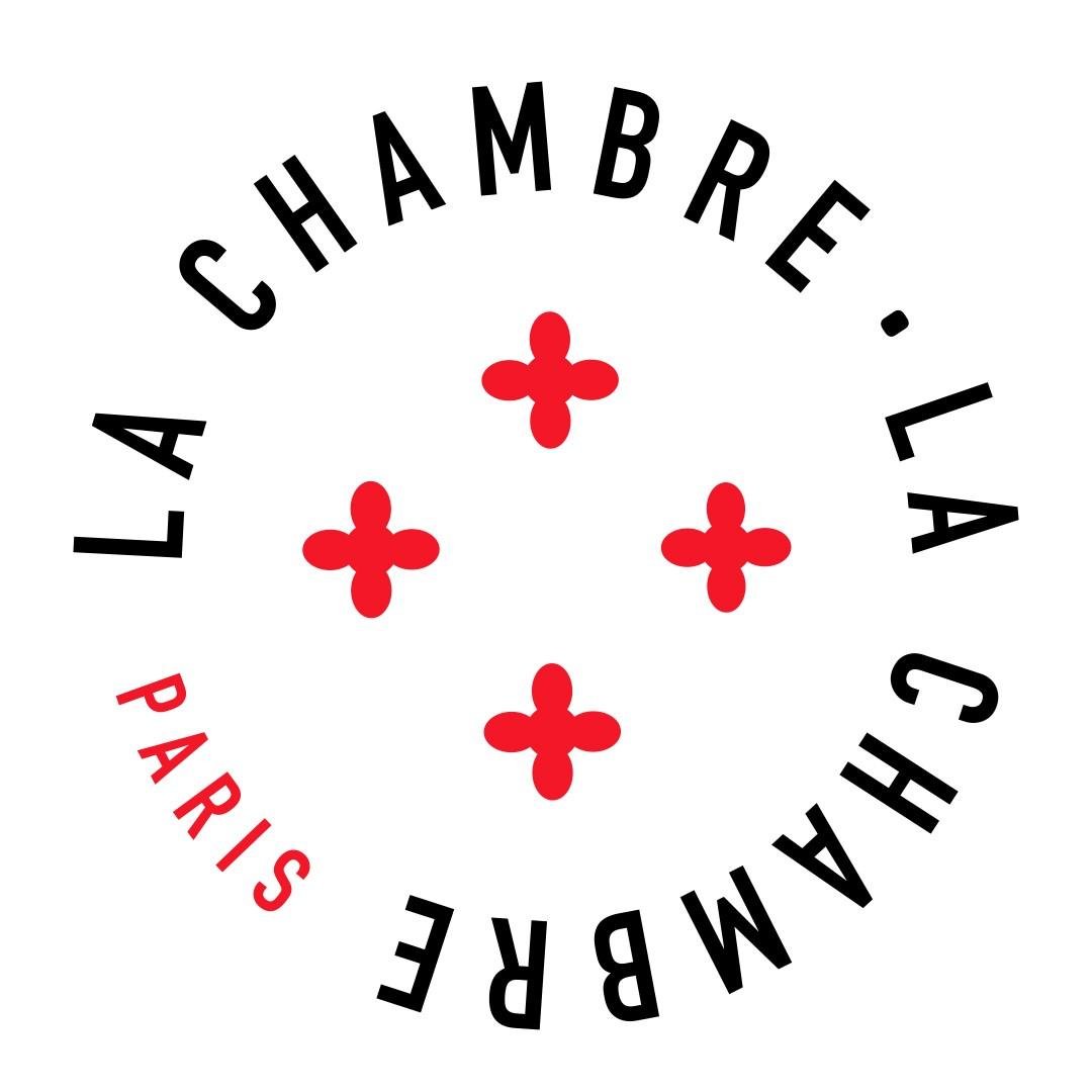 1 américaine rencontre 1 anglais au Guatemala. Ils déménagent à Paris, font 3 enfants. Et de beaux draps intemporels. Entrez dans La Chambre.