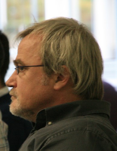 Docente argentino trabajando en la Internacional de la Educación en Bruselas. Bostero viejo, del Standard de Liege y Clermont ACM. Peruca, K y feliz