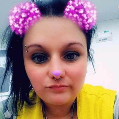 30 yr old chick who is a happly taken. love pizza & the walking dead. I am a gleek & twihard! neon freak. same sex rights supporter