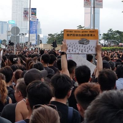 HongKonger | 絕不自殺 | 願榮光歸香港 |  光復香港， 時代革命。香唯✋☝
但有一個夢 不會死 記著吧
無論雨 怎麼打 自由仍是會開花
#followbackhongkong