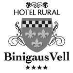 Antigua casa de campo menorquina transformada en hotel rural con restaurante. 20 confortables habitaciones diseñadas respetando el estilo menorquín existente.