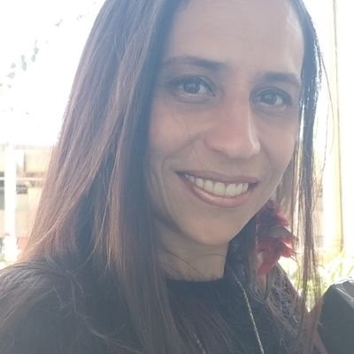 Arquivista, analista de sistema. Esp. em Tecnologia de redes, E-learning e Letramento Informacional. Mestra em Ciência da Informação. Doutoranda no PPGCINF/UnB.