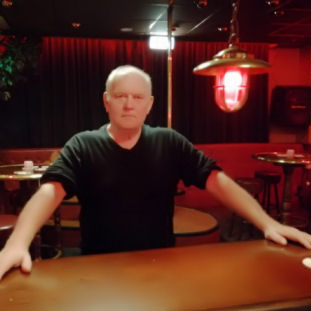 Hagenees 73 AOW sinds 1980 in Zeeland
geboren 1950 in Loosduinen .
Heb 35 jaar als Horeca portier gewerkt in een nacht club in Goes is nu dicht door Corana