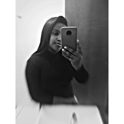 Estudante 👨🎓📚
Namorando 👩❤️💋👨
17 aninhos. 😘
resiliência 💛💬