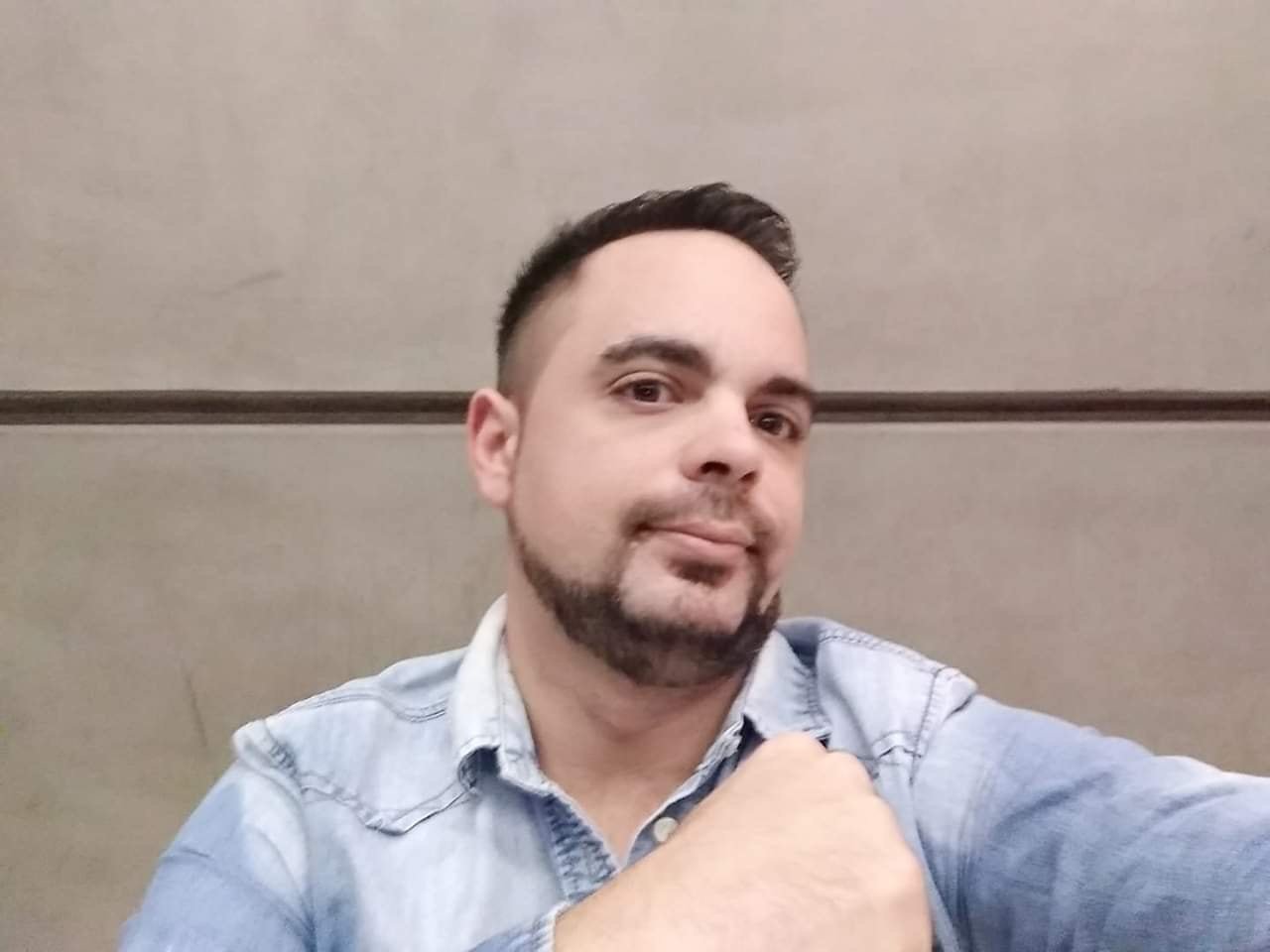 AbelBasulto1's profile picture. Soy un chico de la calle,
Camino a la ciudad con mi guitarra 
Sin molestar a nadie 🎵