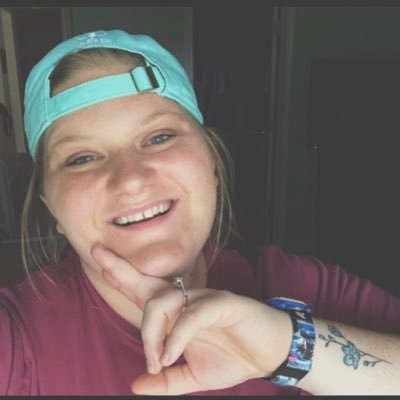 hellokates's profile picture. my mom and @Dat_Megan favorite my tweets