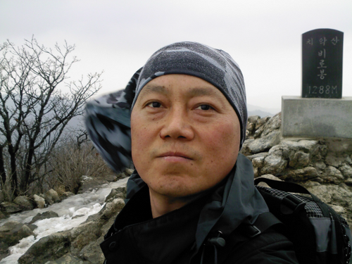 40대 직장인입니다. 반복되는 일상이 지루해 돌파구를 찾던 중, 이번 가을학기부터 언론대학원에 진학해, 다 늦은 학구열을 불태우고 있습니다. 변화와 사색, 독서를 즐기고 가을이면 시집을 꺼내 볼 줄 아는 조금 덜 덜어진 인간입니다.
