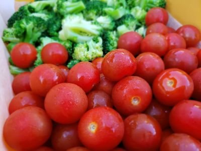 ケータリングとロケ弁やってます。
コロナ禍でフォートナイト始めたエンジョイゲームおじさんです。下手くそですが大人のフォートナイト友達が欲しいです。よろしくお願いします。むーんばななさんのメンバーシップに入ってます。