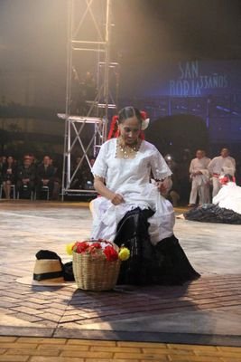 Atleta de fondo, campeona sudamericana en 10k, y sub campeona en media maratón, profesora de ballet, sociologa especialidad Seguridad y Defensa Nacional