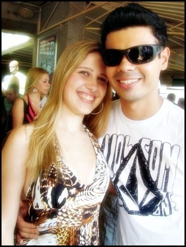 20 anos , namorando com o Ro , estudando arquitetura e mto mto feliz!