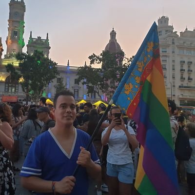 Valencià, Valencianiste i activiste LGTB.
- Ni fascisme Castella ni Catala
 ¡Valéncia per d'amunt de tot!
 #RealSenyera Bandera Nacional.