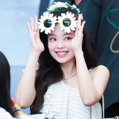 ( 𝚁𝙾𝙻𝙴𝙿𝙻𝙰𝚈𝙴𝚁 ∘ 𝙽𝚂𝙵𝚆 ) 빛이 나는 솔로 👑 BLΛƆKPIИK Chanel Princess ㅡ Jennie Kim (김제니). Rapper&Vocalist. Owned by BLIИK .