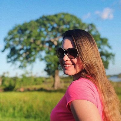 A moça de sorriso aberto Ingênua de vestido assusta Afasta-me do ego imposto Ouvinte claro, brilho no rosto... Prazer! Adoradora Extravagante