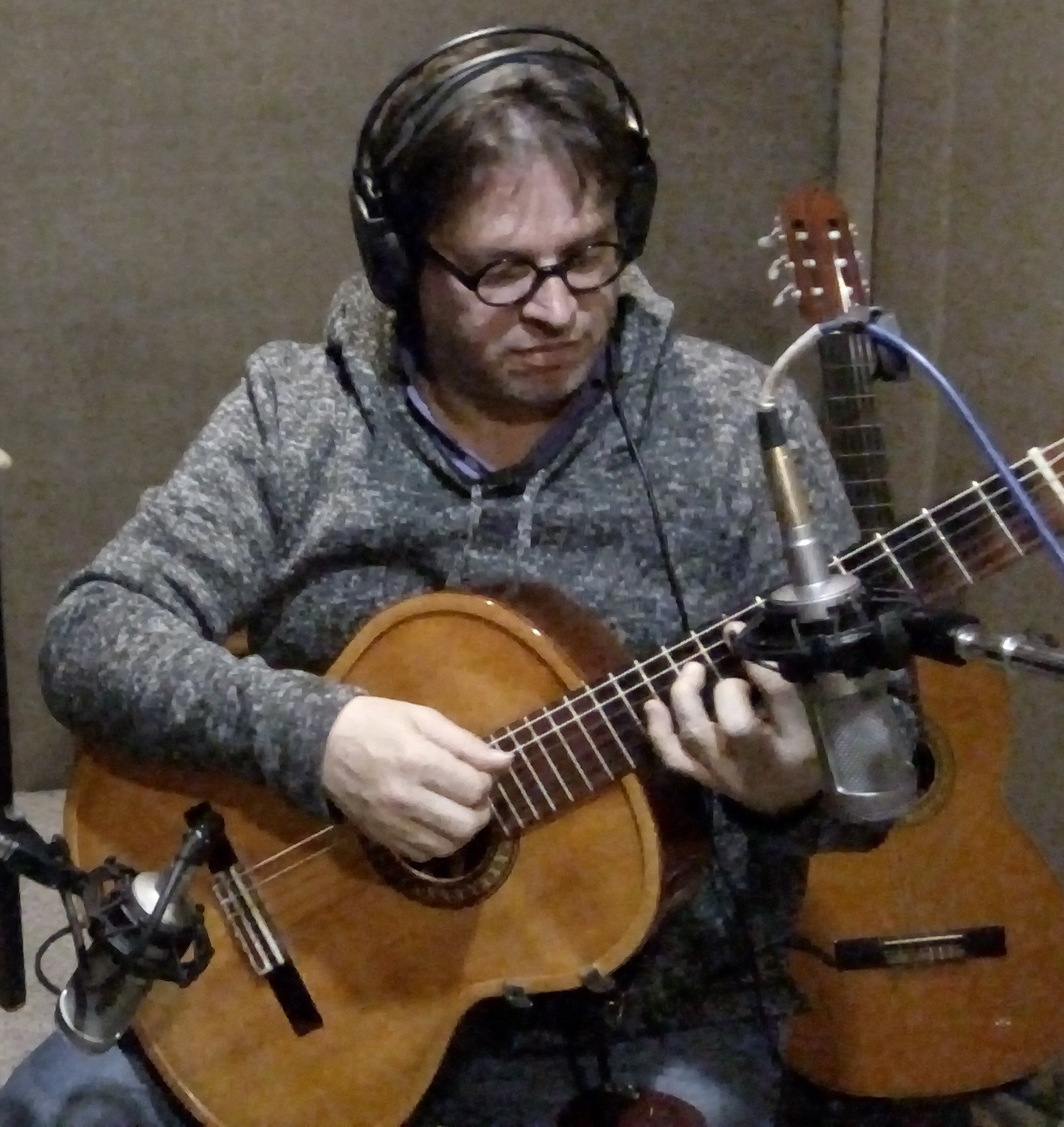 Músico, guitarrista, compositor,pedagogo musical,director de la Filarmónica de Música Colombiana y feliz.