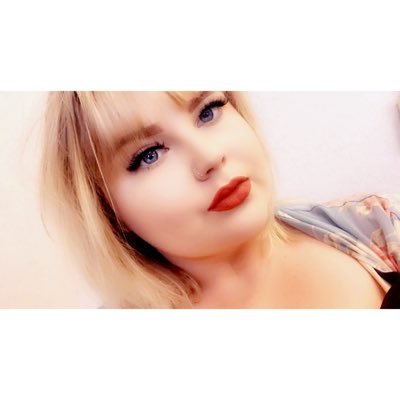 Sierraannbeauty's profile picture. Self Taught MUA. 💄 22. Cosmetologist. ✂️