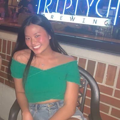 heyitsjustina's profile picture. 💙 UIUC 🧡From the island