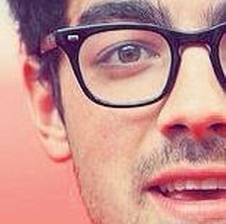 JoeJGravity's profile picture. JOE JONAS FOREVER   fansite dedicated to Demi, Taylor, Selena, Chelsea, Nicole and JONAAAAAS!   i follow back, always   @Colin_Hanks REPLIED ME! 