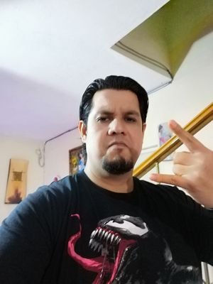 Fanático de los videojuegos, el horror, thriller, rollos detectivescos, chocolate y el pan de dulce.