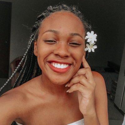 Bookaholic , e criadora do bookstagram @nerd_delivros