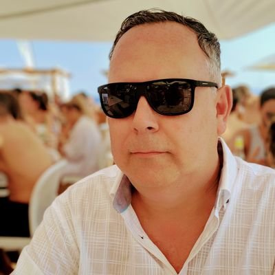 I have a partner, 2 little working cockers called Barney and Baxter, I'm a Public Affairs specialist. Love people, news, Spain, restaurants and a fun time!