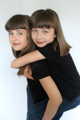 Hi we are Twin models krystal and lilly
We are 10 years old
Agency represented
Play the keyboard and draw
Dm to collab
Mum runs account 😁