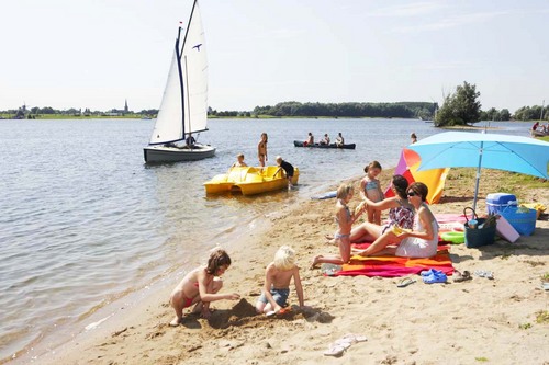 Relaxing, delicious food, hospitality and vacation adventure in and around the water are the ingredients for an enjoyable vacation at this park in Maurik.