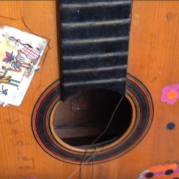 A los 13 años, en la entrada de la casa de su mejor amigo, en la basura, encontró una guitarra semidestruida con 3 cuerdas, la cual aprendió a tocar.